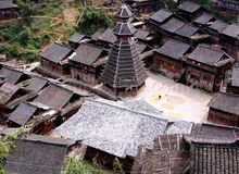 侗族吊脚楼和鼓楼，鼓楼是侗族特有的建筑